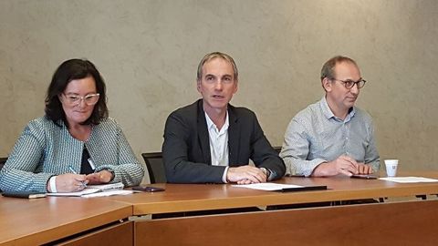 Marie-Thérèse Bonneau, Thierry Roquefeuil et André Bonnard, ici en septembre 2017, entendent bien concrétiser les engagements pris du plan de filière laitière en matière d'indicateurs de valorisation, d'ici début juillet 2018. (©Terre-net Média) Marie-Thérèse Bonneau, Thierry Roquefeuil et André Bonnard, ici en septembre 2017, entendent bien concrétiser les engagements pris du plan de filière laitière en matière d'indicateurs de valorisation, d'ici début juillet 2018. (©Terre-net Média)