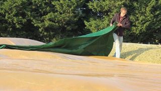 La méthode Velitex c'est un film, un filet et des boudins de lestage pour la couverture des ensilages. (©Velitex) La méthode Velitex c'est un film, un filet et des boudins de lestage pour la couverture des ensilages. (©Velitex)