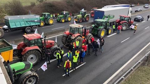 Depuis plusieurs semaines, les agriculteurs de plusieurs départements sont mobilisés contre la nouvelle carte des zones défavorisées, comme ici dans le Loiret. (©Compte twitter JA Loiret)