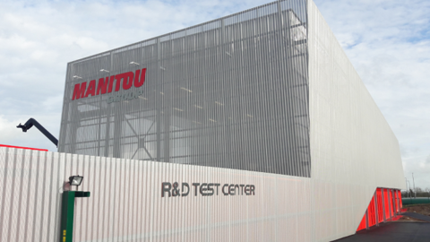 Au R&D Test Center de Manitou, des robots reproduisent des cycles de plusieurs milliers d'heures de travail et éprouvent les prototypes. (©Manitou) Au R&D Test Center de Manitou, des robots reproduisent des cycles de plusieurs milliers d'heures de travail et éprouvent les prototypes. (©Manitou)