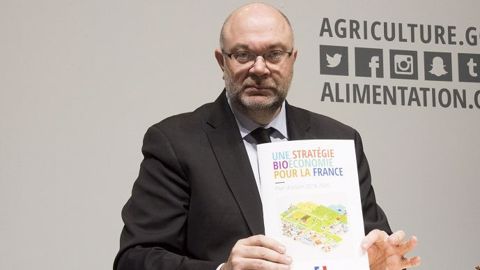 Stéphane Travert a présenté son plan d’action bioéconomie, lundi 26 février sur le stand du ministère de l’agriculture et de l’alimentation au Salon international de l’agriculture 2018. (©Cheick Saidou/Min.Agri.Fr) Stéphane Travert a présenté son plan d’action bioéconomie, lundi 26 février sur le stand du ministère de l’agriculture et de l’alimentation au Salon international de l’agriculture 2018. (©Cheick Saidou/Min.Agri.Fr)
