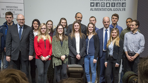 Édouard Philippe, accompagné de Stéphane Travert et Jean-Michel Blanquer, ministre de l'éducation nationale, a rencontré une quinzaine de lycéens issus de l’enseignement agricole pour échanger avec eux lors d'un petit-déjeuner ce mardi 27 février au Salon de l'agriculture. (©Cheick Saidou/Min.Agri.Fr)