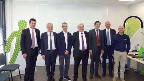 De gauche à droite : Christophe Brasset, directeur général de Vivescia Agriculture, Philippe Hamelin, directeur général de Phyteurop, Boris Estrine, responsable service chimie verte d'ARD, Yvon Le Henaff, directeur général d'ARD, Xavier Cannesson, directeur commercial et marketing de Phyteurop, Jean-Christophe Duval, directeur de Wheatoleo et Laurent Magnant, chef produit herbicides de Phyteurop, l