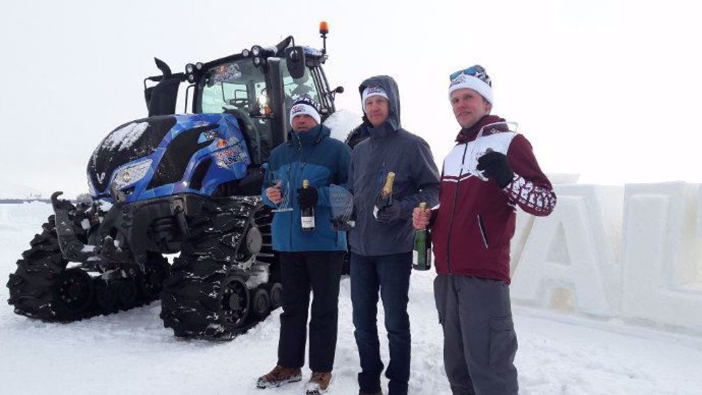 Les gagnants de la Master Cup 2018 : Radoslav Racák (au centre) de Slovaquie, Tets Kalvis (à droite) de Lettonie, et Jean-Philippe Paraire de France (à gauche). (©Valtra)