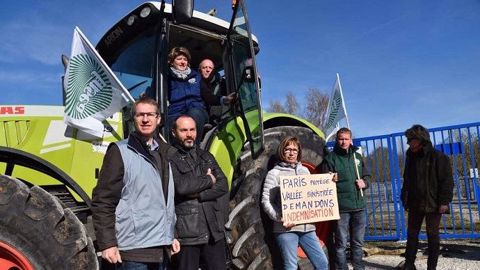 Action d'agriculteurs au barrage de Bazoches-en-Bray (77) ce vendredi 6 avril 2018 pour demander une indemnisation suite aux inondations. (©Fdsea 77) Action d'agriculteurs au barrage de Bazoches-en-Bray (77) ce vendredi 6 avril 2018 pour demander une indemnisation suite aux inondations. (©Fdsea 77)