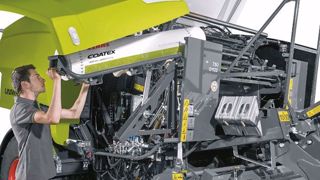 Class lance Coatex, le film de liage adapté aux presses Rollant 400 Uniwrap pour lier les balles. (©Claas) Class lance Coatex, le film de liage adapté aux presses Rollant 400 Uniwrap pour lier les balles. (©Claas)