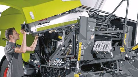 Class lance Coatex, le film de liage adapté aux presses Rollant 400 Uniwrap pour lier les balles. (©Claas)