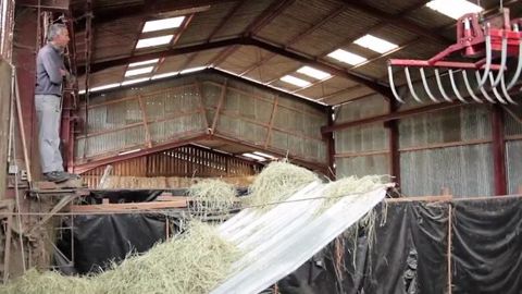 Découvrez le séchage en grange autoconstruit de la ferme du Carrégaut (09)