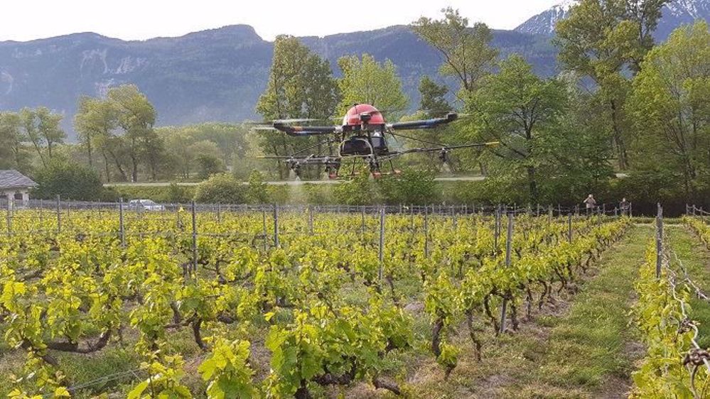 Des drones pour l'épandage sont vendus à l'étranger, comme celui d'Agrofly, homologué en Suisse. (©Agrofly)