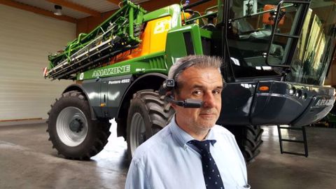 Christophe Sanséau, le directeur technique d’Amazone en France avec sa paire de lunettes connectées. (©Terre-net Média)