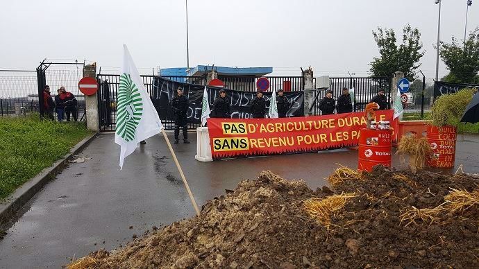 Sur le port de Gennevilliers, environ 60 agriculteurs franciliens des réseaux FNSEA et Jeunes agriculteurs bloquent, depuis lundi 11 juin à 3h, le dépôt de carburant du groupe Total. 