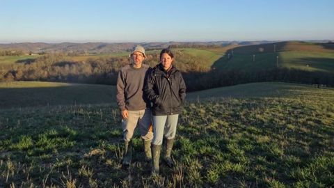 Jérôme et Anne-Claire Laberenne, agriculteurs à Labéjan, dans le Gers, cherchent à limiter l'érosion sur leurs parcelles. (©Laberenne) Jérôme et Anne-Claire Laberenne, agriculteurs à Labéjan, dans le Gers, cherchent à limiter l'érosion sur leurs parcelles. (©Laberenne)
