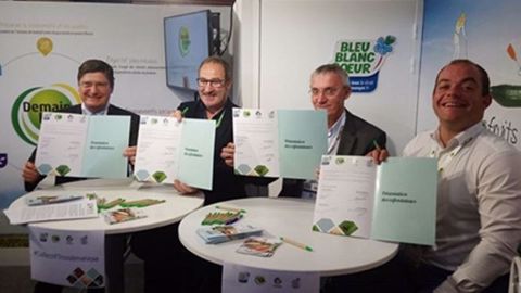 Jean-Louis Berges (Président de l'Association Vignerons en Développement Durable), Jean-Pierre Pasquet (Co-président de l'Association Bleu-Blanc-Cœur), Étienne Henriot (Président du GIE CRC) et Geoffroy Cormoreche (Président de l'Association Demain la Terre) ont signé la création du collectif de la troisième voie. (©Terre-net Média) Jean-Louis Berges (Président de l'Association Vignerons en Développement Durable), Jean-Pierre Pasquet (Co-président de l'Association Bleu-Blanc-Cœur), Étienne Henriot (Président du GIE CRC) et Geoffroy Cormoreche (Président de l'Association Demain la Terre) ont signé la création du collectif de la troisième voie. (©Terre-net Média)