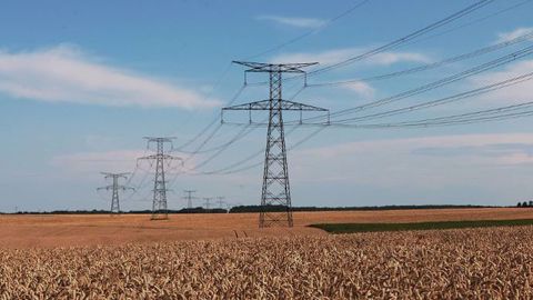 Les lignes haute tension qui traversent les parcelles représentent un danger mortel pour les agriculteurs. (©luctheo/Pixabay) 