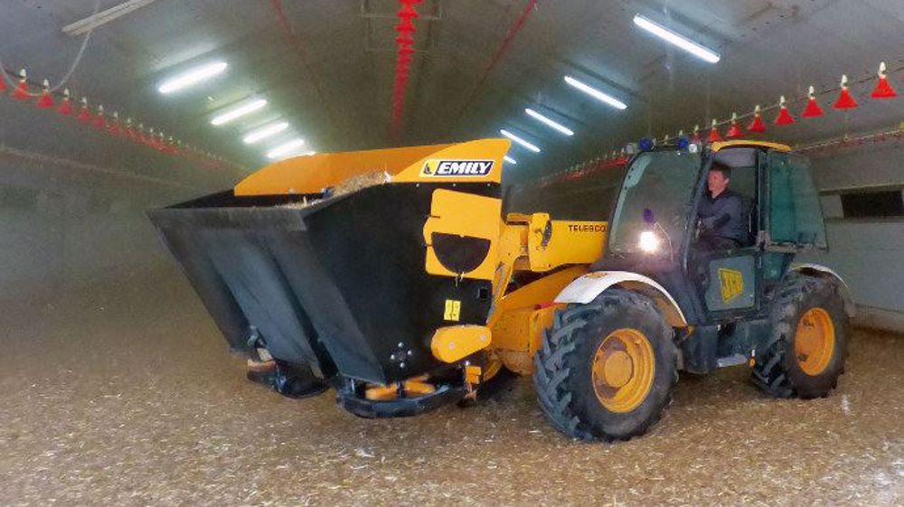 Emily Multispread, un godet polyvalent pour pailler un atelier bovin ou avicole. (©Emily) 