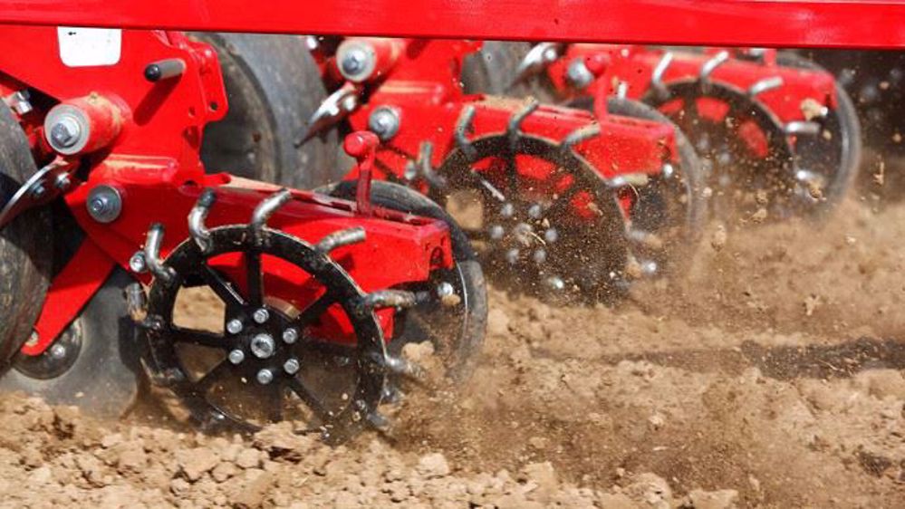 Les roues de fermeture à doigts sont à privilégier en sols lourds. (©Horsch)
