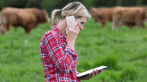 Parmi vos missions : la prospection téléphonique de nouveaux client(e)s agriculteurs ou agricultrices. (©eric - Fotolia) Parmi vos missions : la prospection téléphonique de nouveaux client(e)s agriculteurs ou agricultrices. (©eric - Fotolia)