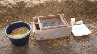 En plus de ces journées techniques, Oxygen propose une opération tamisage : le jour de l'ensilage, un conseiller peut contrôler la taille et la finesse de hachage et l'éclatement du grain. (©Oxygen) En plus de ces journées techniques, Oxygen propose une opération tamisage : le jour de l'ensilage, un conseiller peut contrôler la taille et la finesse de hachage et l'éclatement du grain. (©Oxygen)
