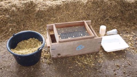 En plus de ces journées techniques, Oxygen propose une opération tamisage : le jour de l'ensilage, un conseiller peut contrôler la taille et la finesse de hachage et l'éclatement du grain. (©Oxygen) En plus de ces journées techniques, Oxygen propose une opération tamisage : le jour de l'ensilage, un conseiller peut contrôler la taille et la finesse de hachage et l'éclatement du grain. (©Oxygen)