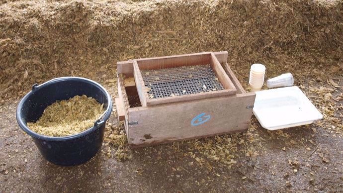 En plus de ces journées techniques, Oxygen propose une opération tamisage : le jour de l'ensilage, un conseiller peut contrôler la taille et la finesse de hachage et l'éclatement du grain