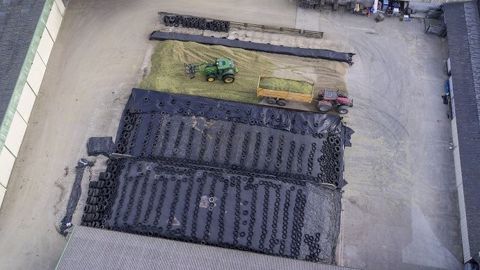 Cuber les silos d'ensilage : une étape importante dans l'estimation des stocks du bilan fourrager. (©Watier-visuel) Cuber les silos d'ensilage : une étape importante dans l'estimation des stocks du bilan fourrager. (©Watier-visuel)