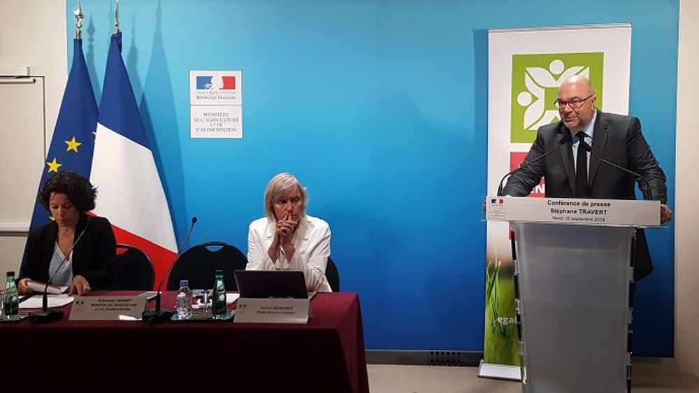 Le ministre de l'agriculture Stéphane Travert, avec Sophie Delaporte, sa directrice de cabinet, et Claire Le Bigot, sa conseillère alimentation, santé et environnement, lors de sa conférence de presse du mardi 18 septembre 2018. (©Terre-net Média)