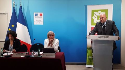 Le ministre de l'agriculture Stéphane Travert, avec Sophie Delaporte, sa directrice de cabinet, et Claire Le Bigot, sa conseillère alimentation, santé et environnement, lors de sa conférence de presse du mardi 18 septembre 2018. (©Terre-net Média) Le ministre de l'agriculture Stéphane Travert, avec Sophie Delaporte, sa directrice de cabinet, et Claire Le Bigot, sa conseillère alimentation, santé et environnement, lors de sa conférence de presse du mardi 18 septembre 2018. (©Terre-net Média)