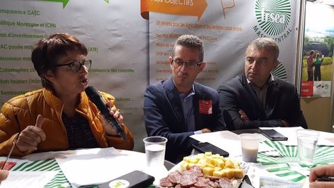 Christiane Lambert, Jérôme Despey et Patrick Bénézit, ont fait le point sur les deux principales sources d'inquiétudes des éleveurs : les conséquences de la sécheresse, et la montée en puissance de l'extrémisme antispéciste. (©Terre-net Média) Christiane Lambert, Jérôme Despey et Patrick Bénézit, ont fait le point sur les deux principales sources d'inquiétudes des éleveurs : les conséquences de la sécheresse, et la montée en puissance de l'extrémisme antispéciste. (©Terre-net Média)