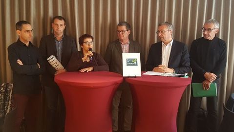 Christiane Lambert et Eric Thiroin, entourés d'agriculteurs pour promouvoir le "contrat de solutions" initié il y a un an par le syndicat pour faire face aux enjeux des produits phytosanitaires. (©Terre-net Média) 