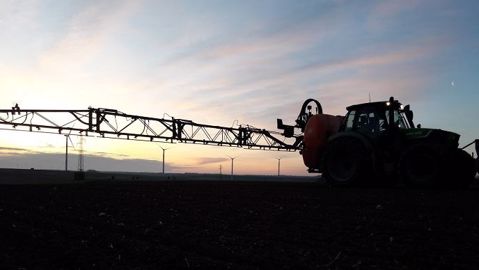 Suite aux conditions climatiques sèches de ces derniers mois, l'institut technique recommande de reporter l'hivernage de son pulvérisateur : les parcelles de céréales d'hiver pourraient avoir besoin d'être désherbées dans les semaines à venir. (©@GuyotVincent02)