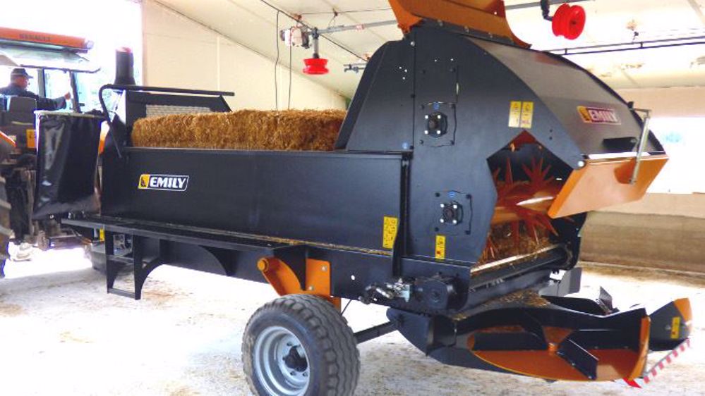 La pailleuse traînée Vulcano d'Emily s'atèle derrière n'importe quel tracteur ou télescopique bénéficiant d'au moins un circuit hydraulique de 30 l/min de débit. (©Emily)