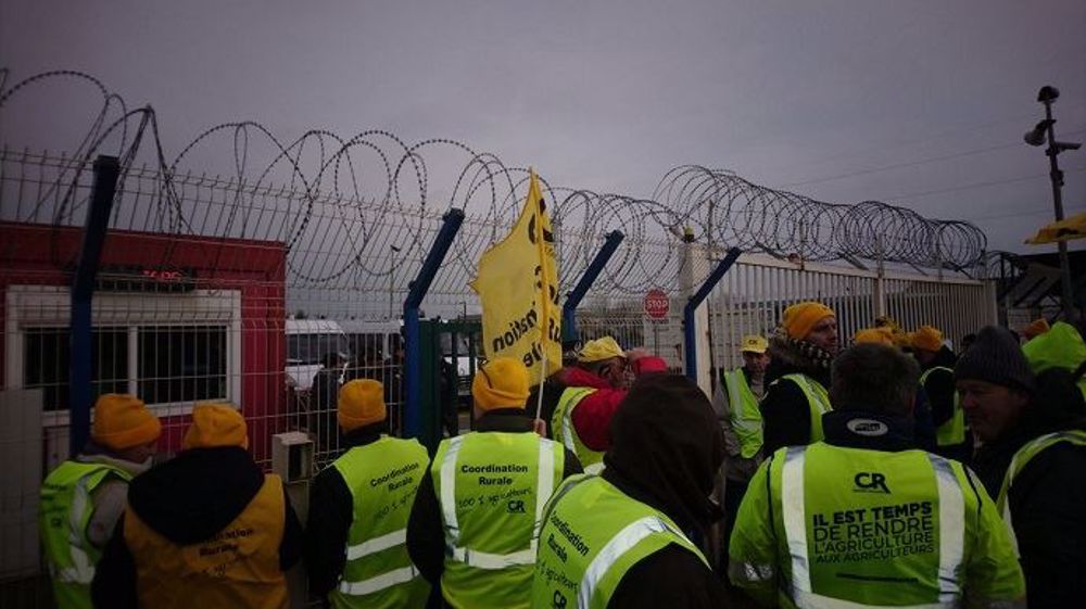 À l'entrée du port de Dunkerque, troisième port français pour les céréales, des agriculteurs de la Coordination rurale ont dénoncé les "importations massives" de maïs ukrainien. (©CRPICARDIE)