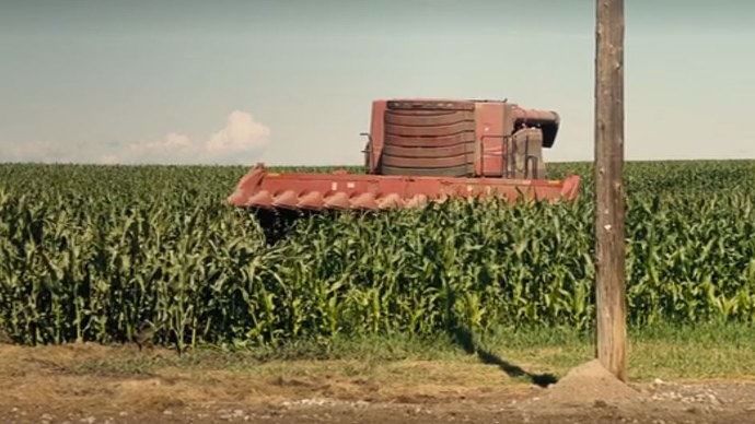 Capture d’écran du film Interstellar (2014) de Christopher Nolan, où une moissonneuse batteuse Case IH fonctionne sans chauffeur.