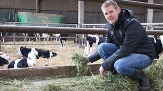 Depuis qu'ils ont autoconstruit leur séchoir en grange, les associés du Gaec Hannebique (62) distribuent de la luzerne toute l'année à tout le monde, même aux veaux dès leur plus jeune âge. Benoît affirme d'ailleurs voir la différence non seulement sur la santé globale des animaux mais aussi sur les coûts de concentrés qui ont bien fondu. (©Terre-net Média) Depuis qu'ils ont autoconstruit leur séchoir en grange, les associés du Gaec Hannebique (62) distribuent de la luzerne toute l'année à tout le monde, même aux veaux dès leur plus jeune âge. Benoît affirme d'ailleurs voir la différence non seulement sur la santé globale des animaux mais aussi sur les coûts de concentrés qui ont bien fondu. (©Terre-net Média)