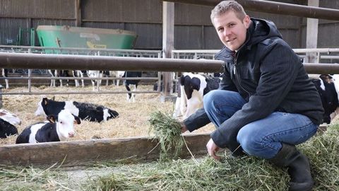 Depuis qu'ils ont autoconstruit leur séchoir en grange, les associés du Gaec Hannebique (62) distribuent de la luzerne toute l'année à tout le monde, même aux veaux dès leur plus jeune âge. Benoît affirme d'ailleurs voir la différence non seulement sur la santé globale des animaux mais aussi sur les coûts de concentrés qui ont bien fondu. (©Terre-net Média) Depuis qu'ils ont autoconstruit leur séchoir en grange, les associés du Gaec Hannebique (62) distribuent de la luzerne toute l'année à tout le monde, même aux veaux dès leur plus jeune âge. Benoît affirme d'ailleurs voir la différence non seulement sur la santé globale des animaux mais aussi sur les coûts de concentrés qui ont bien fondu. (©Terre-net Média)