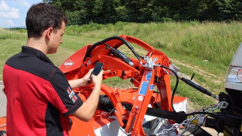 L'application RedVista de Kuhn affiche automatiquement les points de maintenance de l'outil grâce au smartphone de l'agriculteur. (©Kuhn)