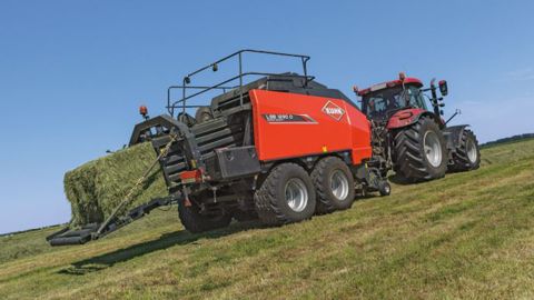 La presse haute densité Kuhn LSB 1290 iD produit des balles 25 % plus denses que la version conventionnelle. (©Kuhn)