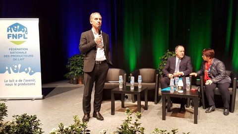 Avec le ministre de l'agriculture Didier Guillaume et la présidente de la FNSEA Christiane Lambert, Thierry Roquefeuil, président de la FNPL a clôturé le 75e congrès du syndicat laitier jeudi 21 mars 2019. (©Terre-net Média) Avec le ministre de l'agriculture Didier Guillaume et la présidente de la FNSEA Christiane Lambert, Thierry Roquefeuil, président de la FNPL a clôturé le 75e congrès du syndicat laitier jeudi 21 mars 2019. (©Terre-net Média)