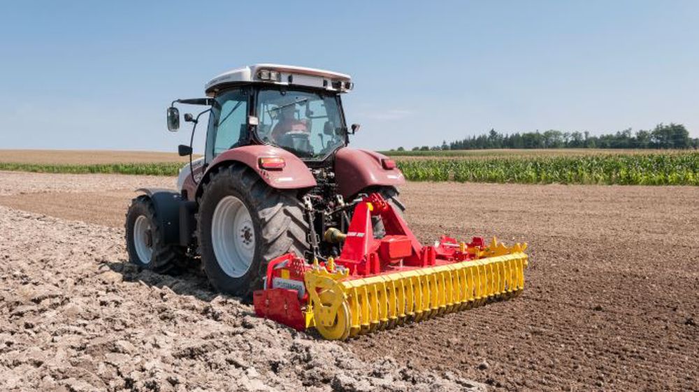 La herse rotative Pöttinger Lion 303.12 compte 12 rotors. (©Pöttinger)