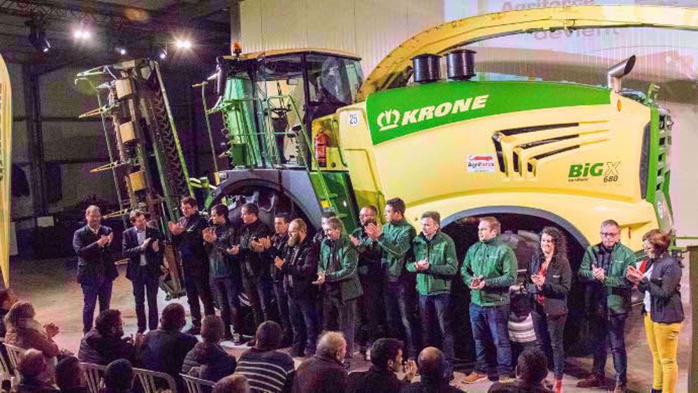 L’équipe Loxagri machinisme devant les 90 clients et prospects réunis pour l’inauguration. (©Krone)