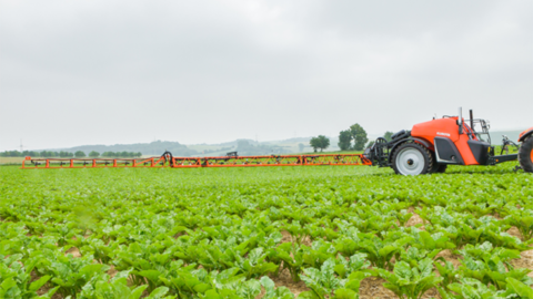Kubota a dévoilé son premier pulvérisateur traîné aux couleurs de la marque. (©Kubota)