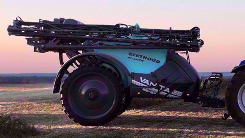 La rampe Axiale 3 bras est compacte au transport pour faciliter la logistique. (©Berthoud)