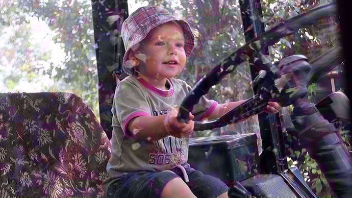 enfant dans tracteur
