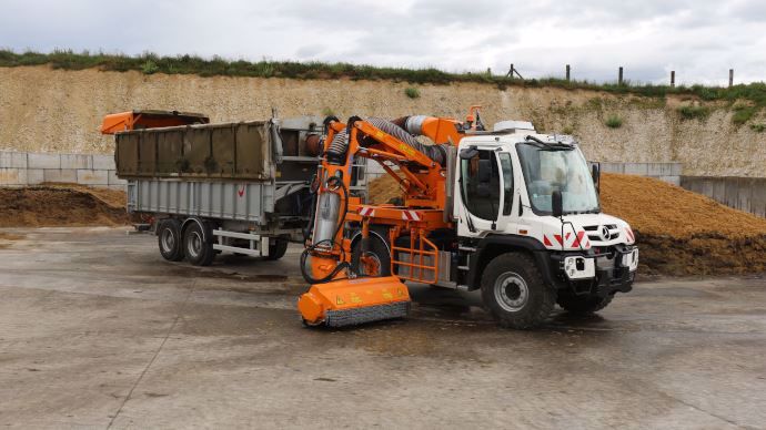 Engin de fauche adapté pour ramasser l'herbe des accôtements