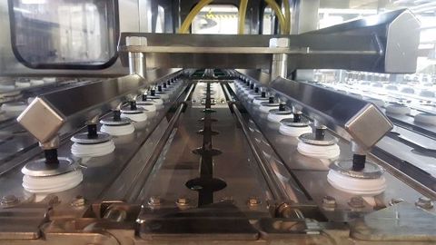 La pose de l'opercule scelle les bouteilles qui sont ensuite marquées de la date de production et numéro de lot.
