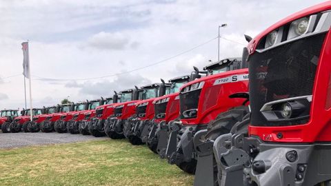 50 tracteurs pour fêter 50 ans de la concession Duquesne à Houpline. (©Duquesne) 50 tracteurs pour fêter 50 ans de la concession Duquesne à Houpline. (©Duquesne)