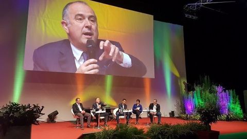 Pour la clôture du congrès de Jeunes agriculteurs, jeudi 6 juin à Roanne, dans la Loire, Didier Guillaume s'est prêté à un exercice de questions-réponses, avec les jeunes congressistes. (©Terre-net Média) Pour la clôture du congrès de Jeunes agriculteurs, jeudi 6 juin à Roanne, dans la Loire, Didier Guillaume s'est prêté à un exercice de questions-réponses, avec les jeunes congressistes. (©Terre-net Média)