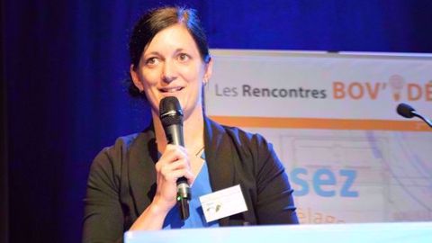 Déborah Santschi, experte en nutrition chez Valacta, affirme qu'un vêlage précoce ne signifie pas forcément moins de lait, au contraire ! (©Cécile Julien) Déborah Santschi, experte en nutrition chez Valacta, affirme qu'un vêlage précoce ne signifie pas forcément moins de lait, au contraire ! (©Cécile Julien)