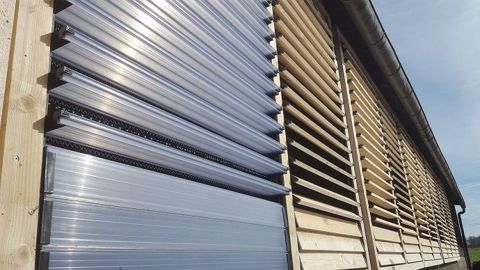 Les lames du kit Sam sont orientables afin de régler la ventilation du bâtiment. (©Sam)