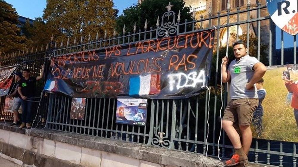 Comme devant une majorité de préfectures françaises, les agriculteurs de la FDSEA et de JA de la Sarthe ont manifesté devant celle du Mans. (©@fdsea72)
